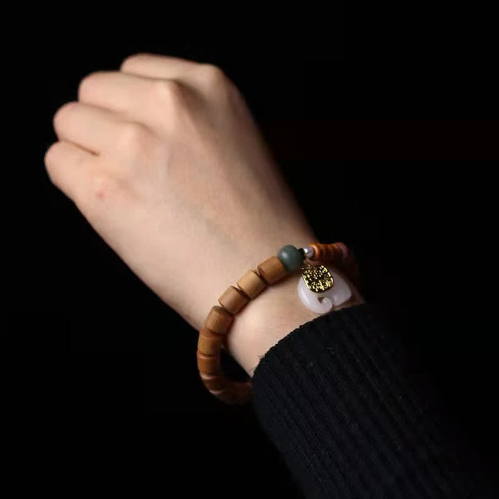Buddha Stones Armband van sandelhout en jade met olifantje - image 5