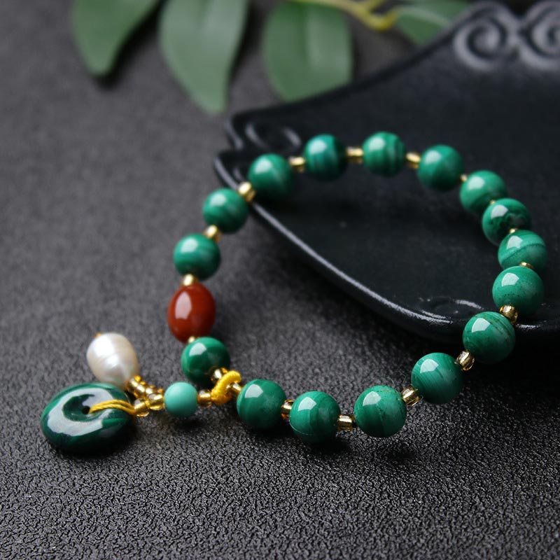Armband met beschermende bedel van natuurlijke malachiet en rode agaat. - image 1