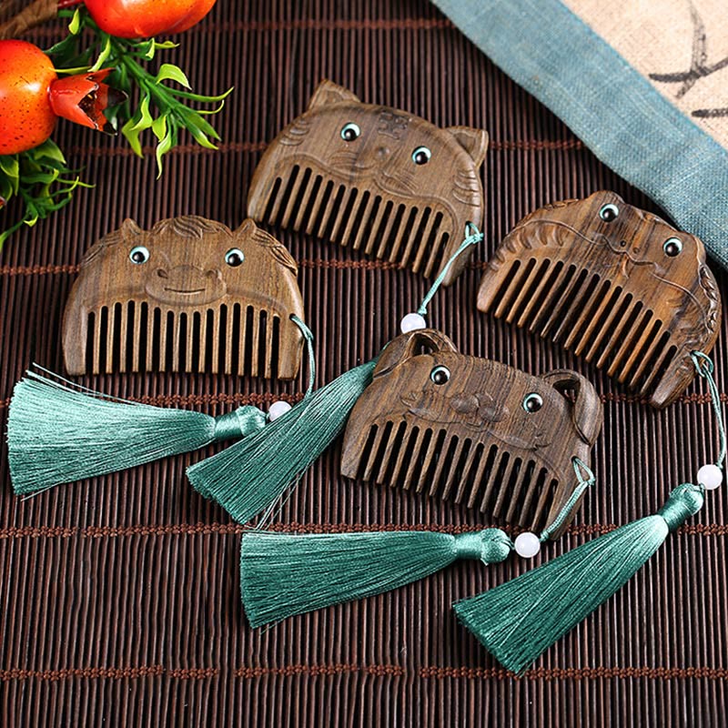 Mini draagbare Kam met Chinese dierenriem, gemaakt van groen sandelhout, met de tekst &