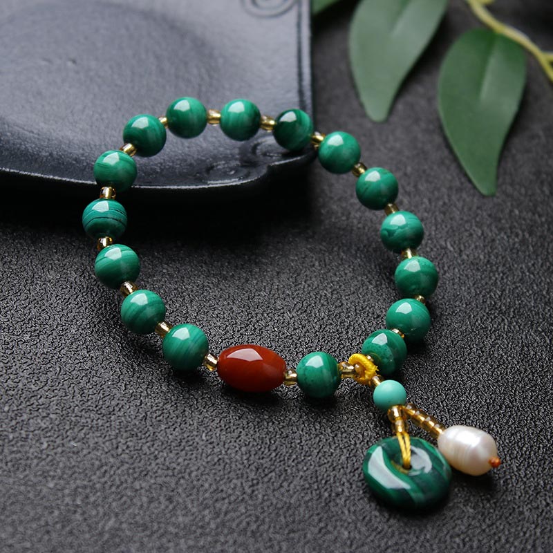 Armband met beschermende bedel van natuurlijke malachiet en rode agaat. - image 2