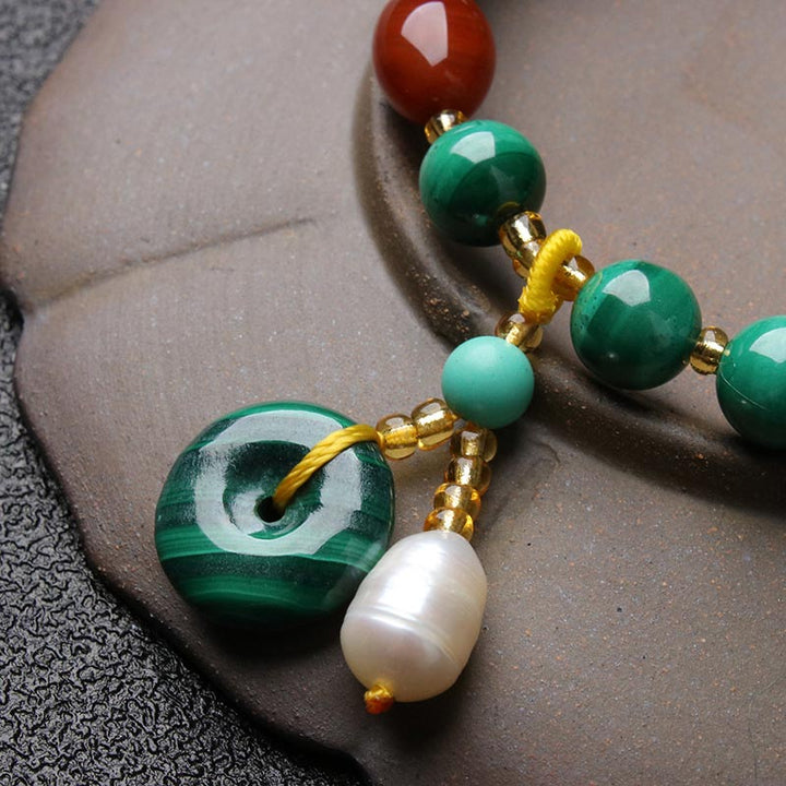 Armband met beschermende bedel van natuurlijke malachiet en rode agaat. - image 3